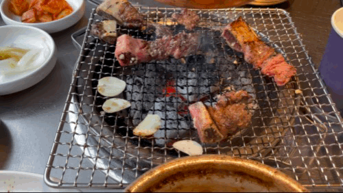 제주 명호마농갈비 - 노릇노릇 익어가는 고기 영상