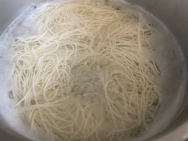 비빔국수 소면 끓어 오르는 중