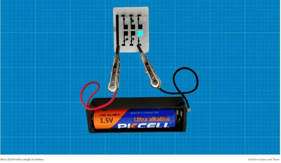 도쿄공업대학(TIT), 최초 AA배터리 사용 새 블루 유기 발광 다이오드(LED) 개발 In a first, scientists light up blue LED with an AA batter