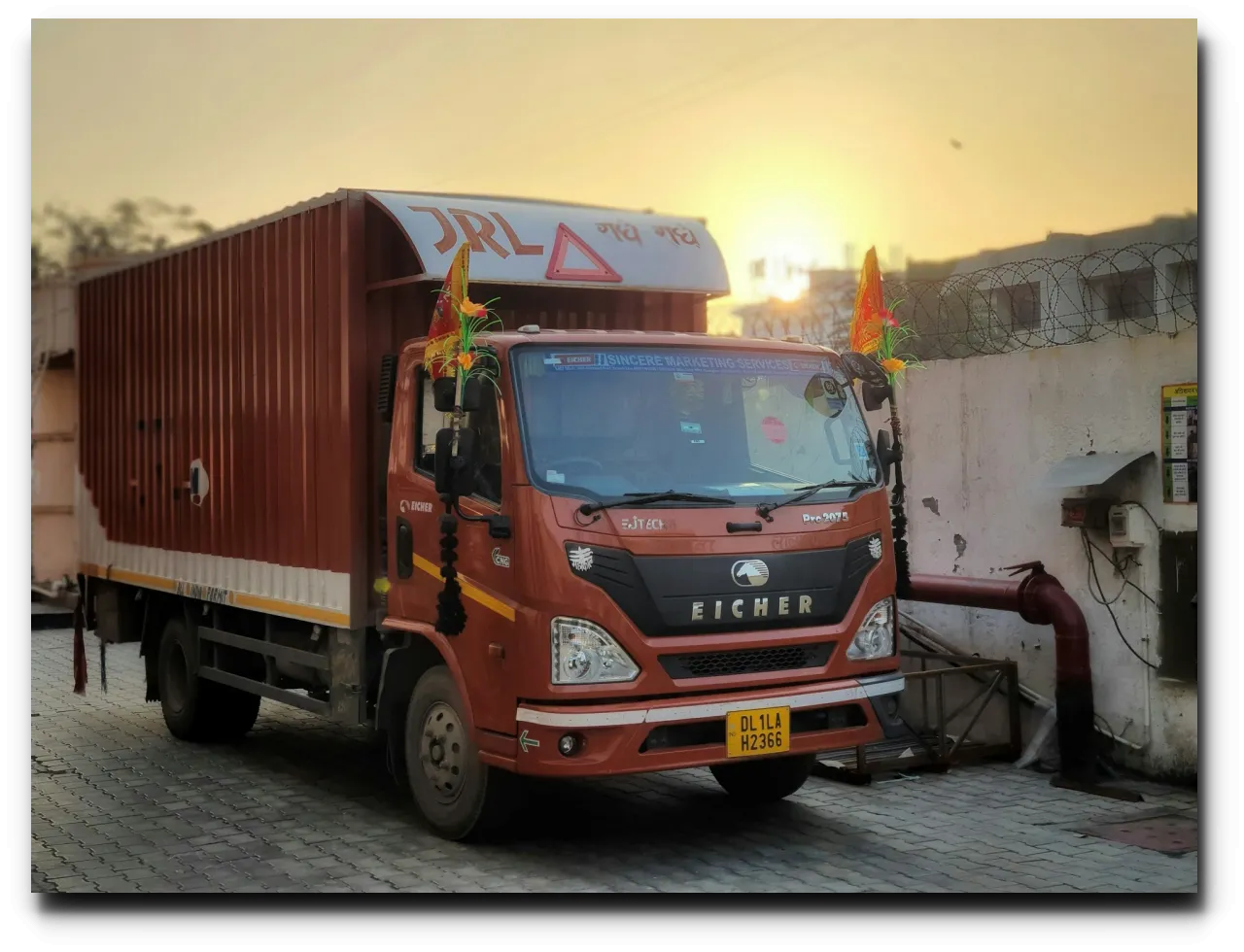 빨간-화물-트럭-주차