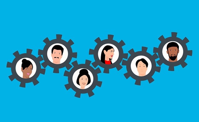 여러 개의 톱니바퀴가 맞물려 돌아가는 모습으로 팀워크를 의미하는 이미지