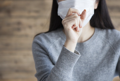 마스크를 쓴 여성.