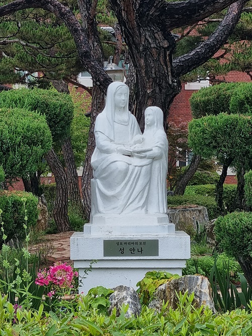 청주 수동성당 안에 있는 성녀 안나와 그녀의 딸 마리아