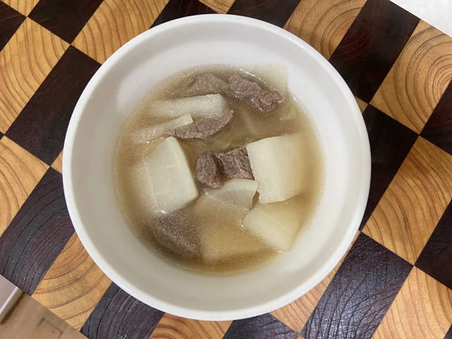 하얀 그릇에 담겨있는 소고기 뭇국