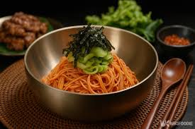 새콤달콤하게 요리한 비빔국수 완성 사진