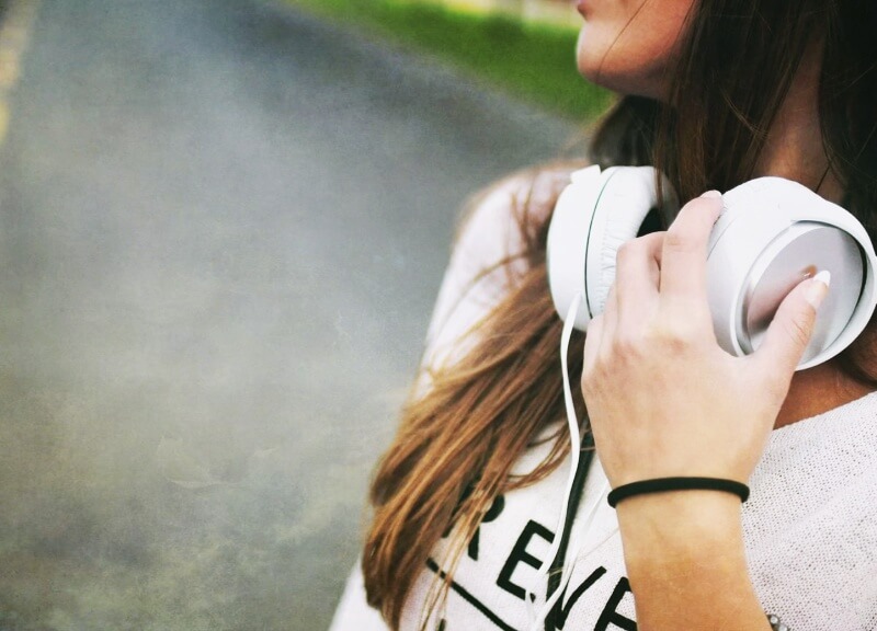 헤드폰을-목에걸은-학생