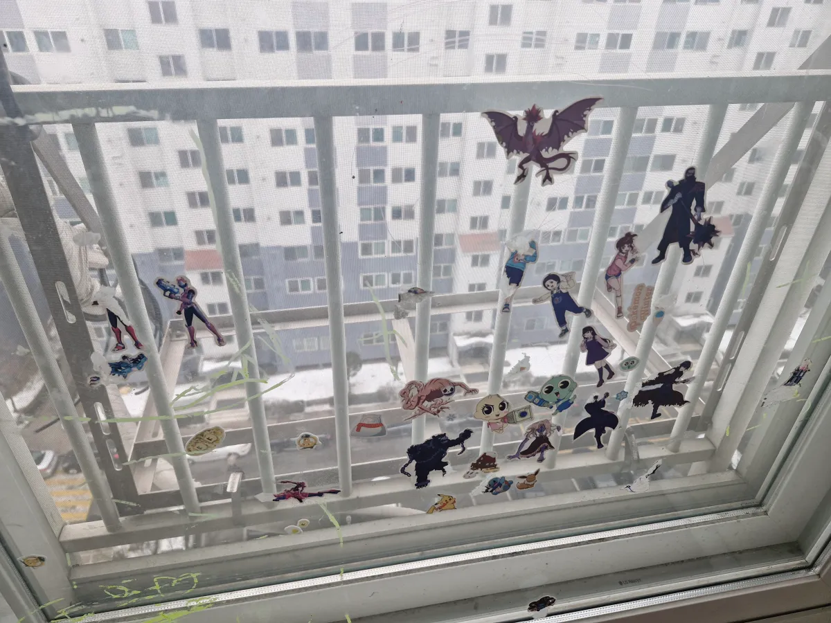 아이들이-창문에다가-스티커를-붙여놨다