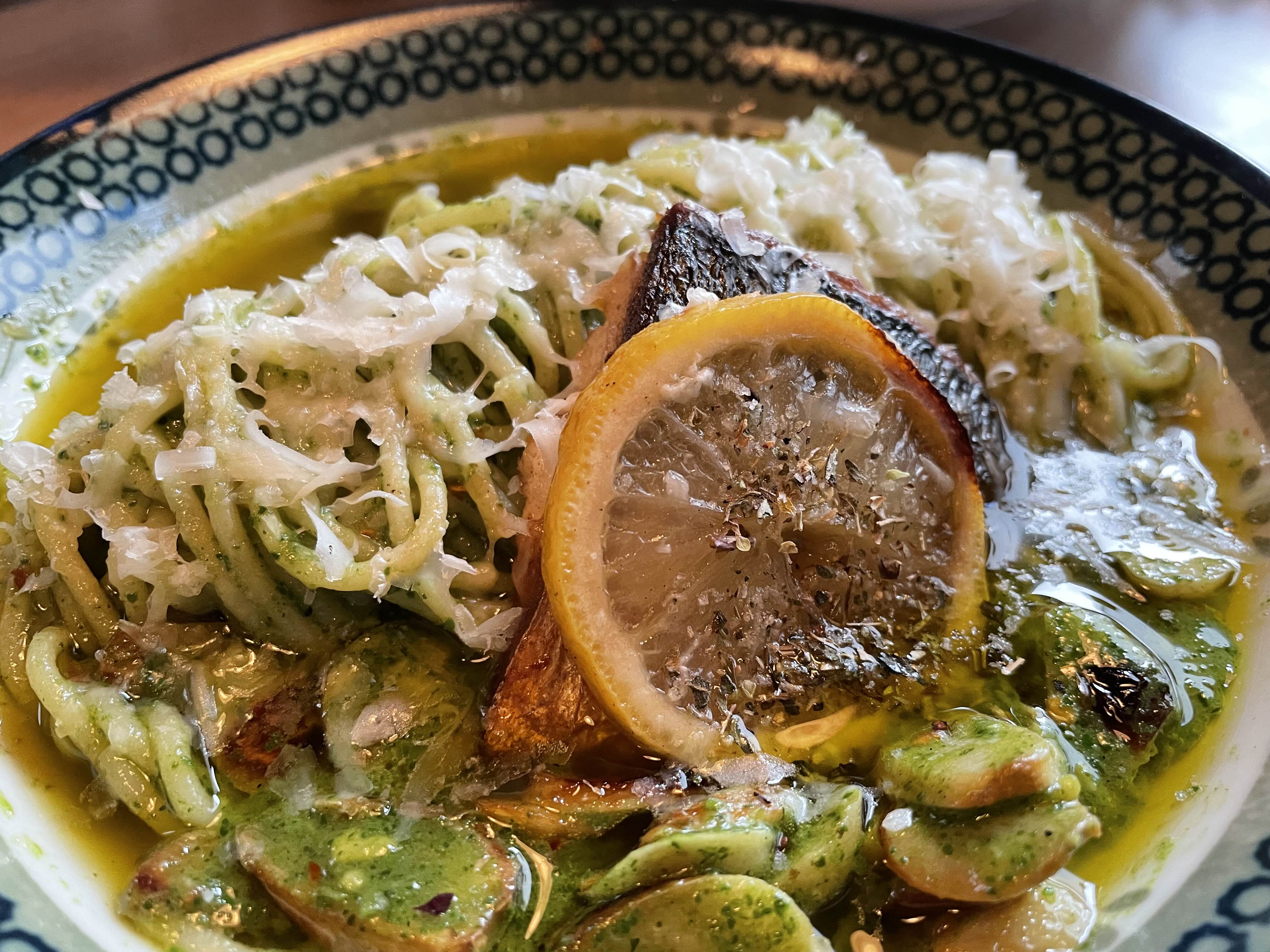 청록양식의 레몬이 얹어진 고등어 바질오일 파스타