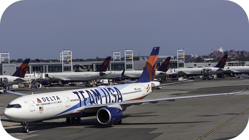 델타항공-에어버스-A330-여객기-공항-대기중