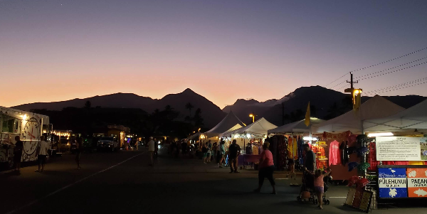 왈레아-빌리지-나이트-마켓-사진