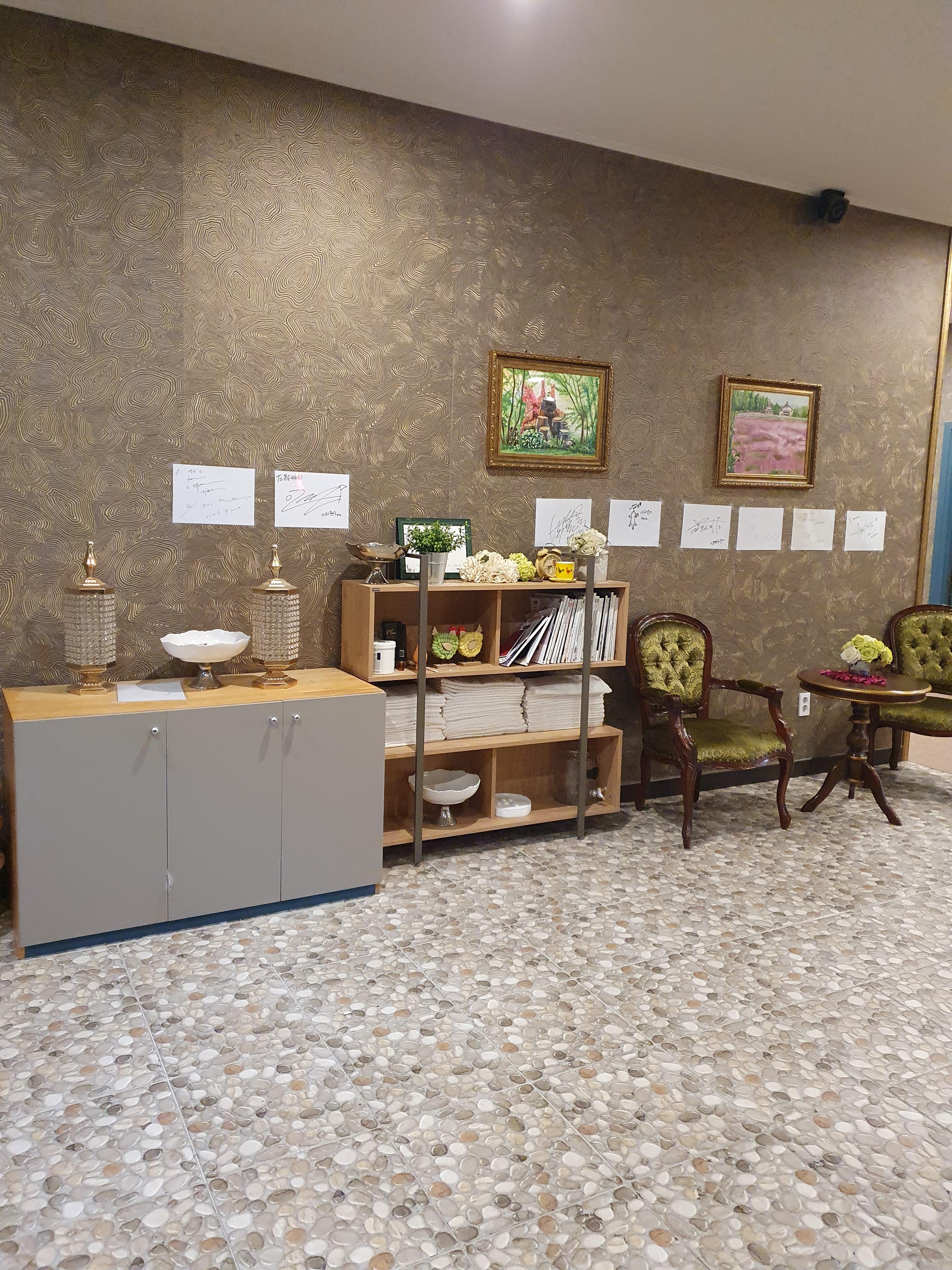 더본 호텔 옆 식당 2층 본테라피 마사지 샾 대기공간