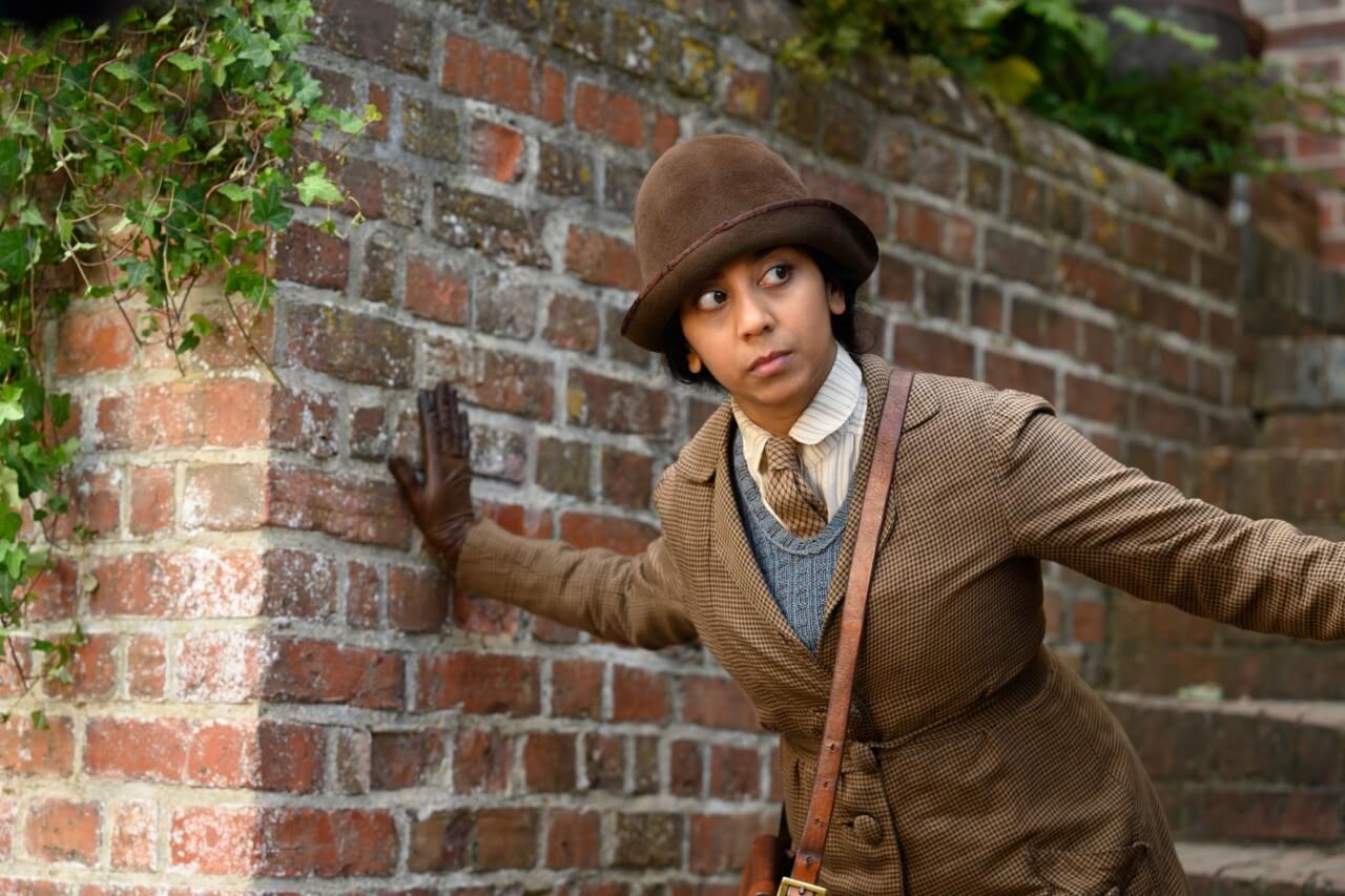 실존인물을 연기한 영화 속 여경 글래디스 모스가 어딘가를 염탐하는 눈빛으로 보고 있는 모습