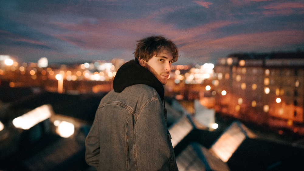 백인 남성이 등을 돌리고 이쪽을 보는 사진