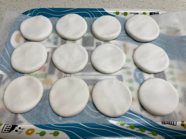 찹쌀부꾸미 만들기 - 반죽 떼서 동그랗고 납작하게 모양 빚기