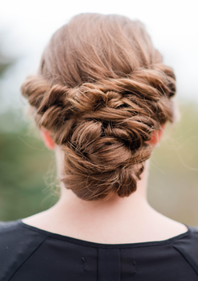 재물운과 인간관계를 상징하는 꿈 해몽용 이미지로, 우아하게 정리된 머리 스타일이 돋보이는 사진