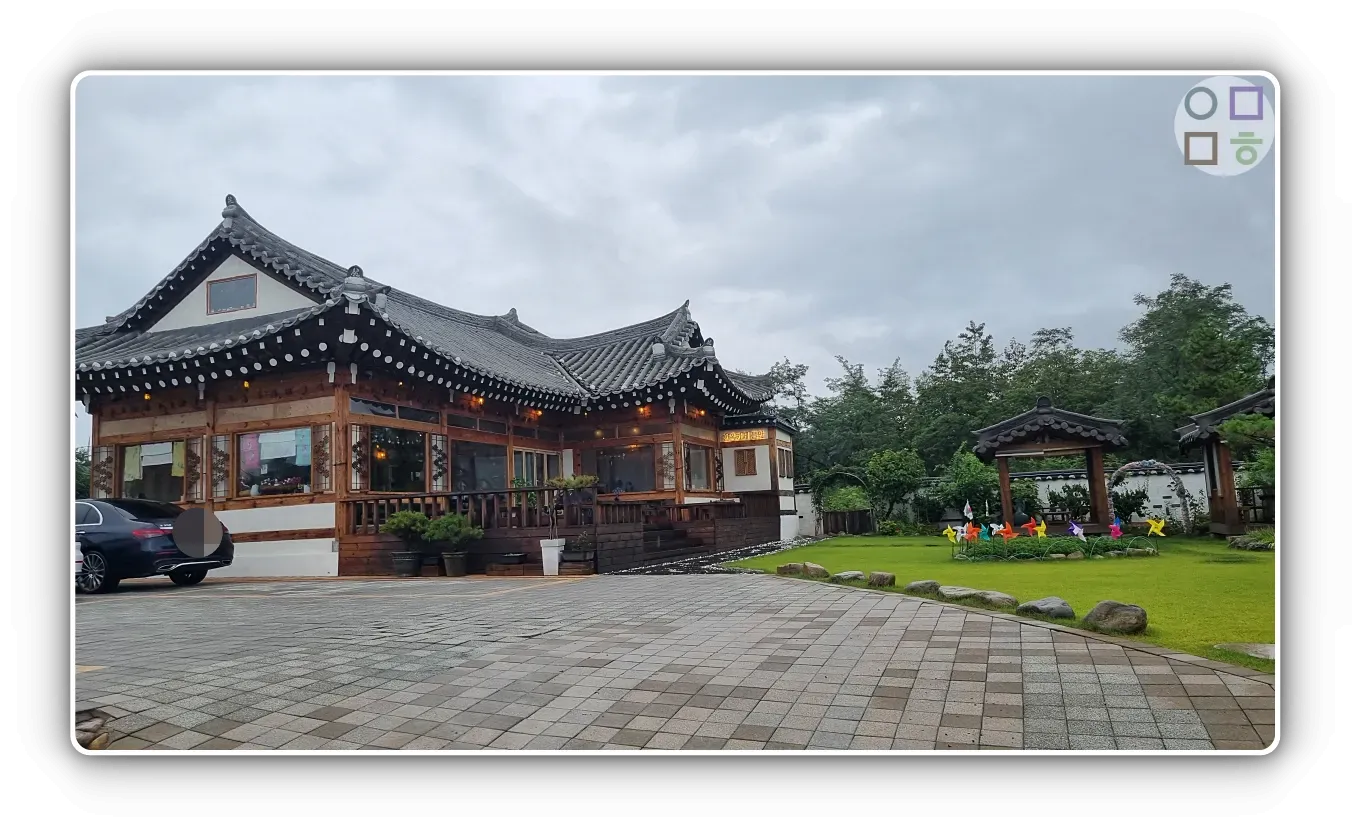 한옥카페-뜰안-건물-외관-멋드러짐