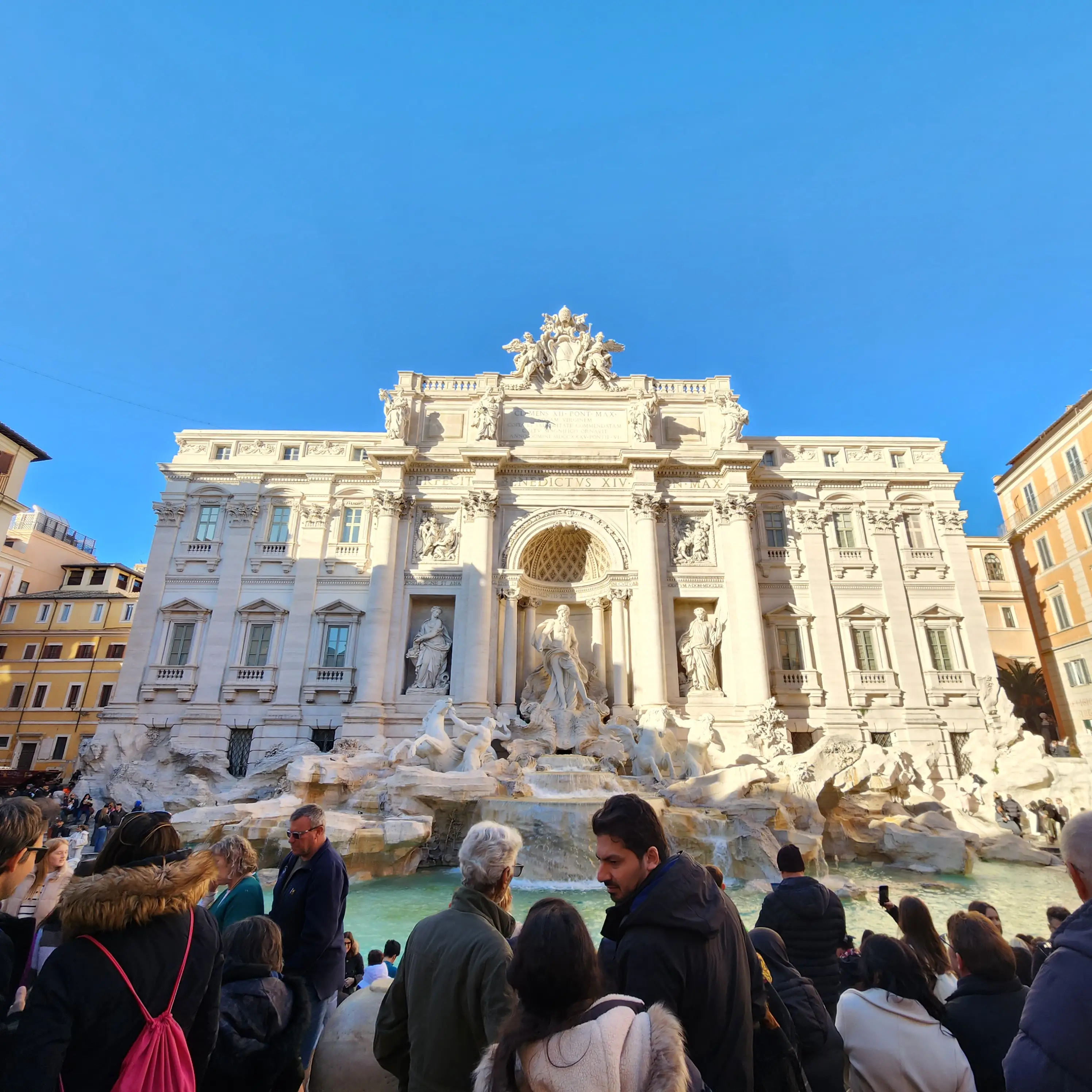 트레비-분수-낮-수많은-사람들