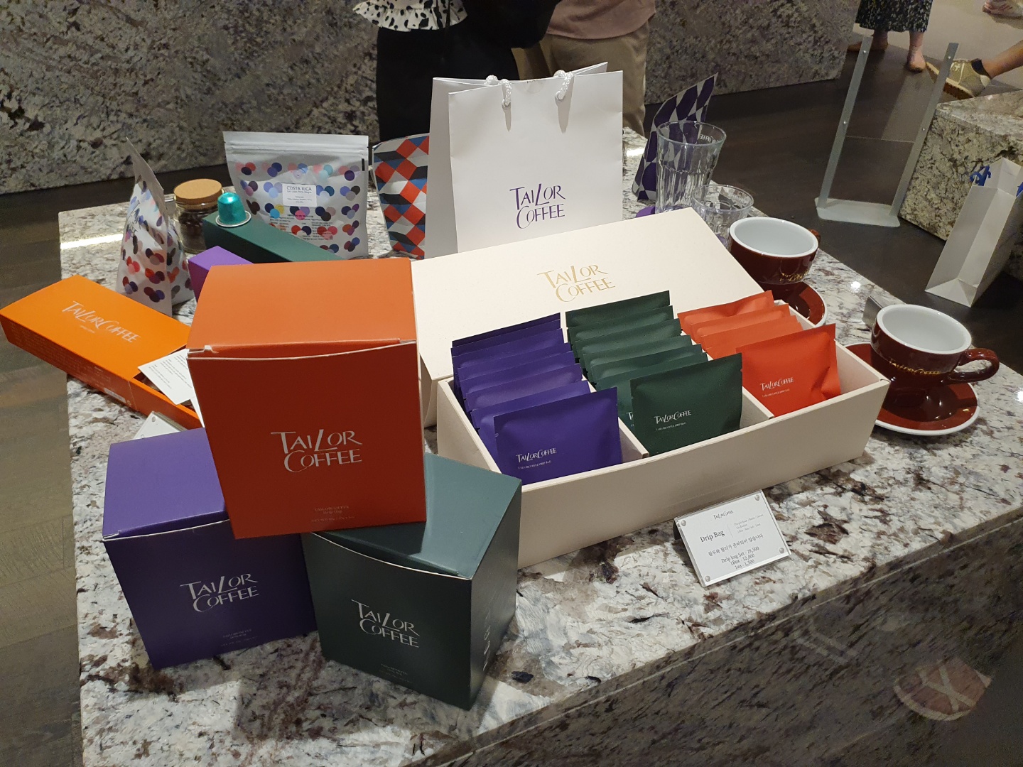 더현대_테일러커피_캡슐커피와 드립백 진열