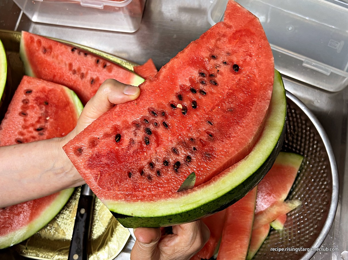 수박껍질(흰살) 무침에 들어갈 수박의 흰살과 껍질 부분만 나누는 사진