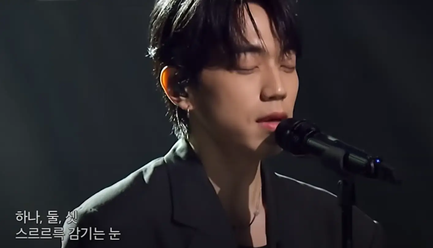 싱어게인3- 검은색 쟈켓에 스탠딩마이크 앞에서 두눈을 감고 노래하는 47호 상반신