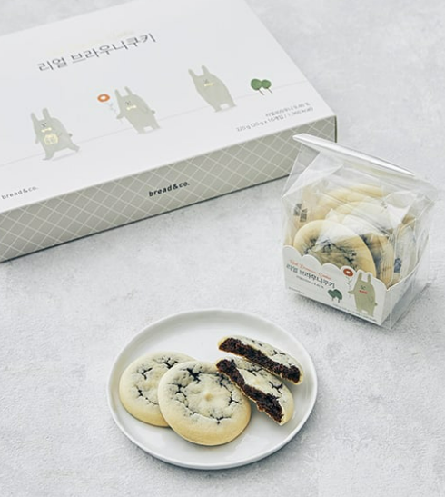 하얀상자에 들어있는 쿠키와 비닐포장되어있는 쿠키, 그리고 접시위에있는 브라우니쿠키