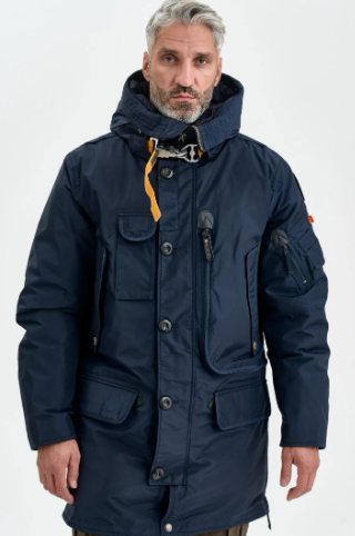 파라점퍼스(Parajumpers) 이탈리아 브랜드로, 기능성과 내구성을 중시하며 밀리터리와 구난복에서 영감을 받은 디자인이 특징입니다.