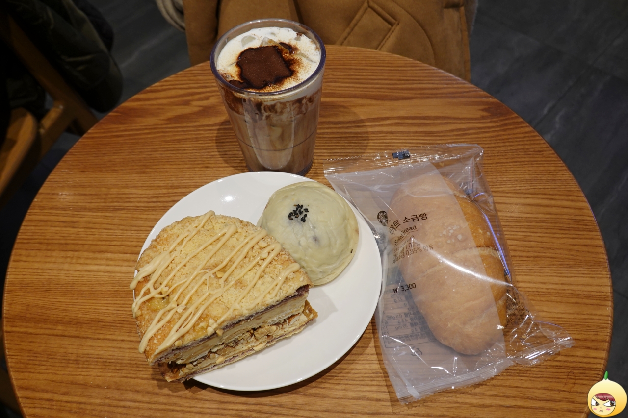 공주밤팥빵과 땅버맘모스, 블랙글레이즈드 라떼, 소금빵