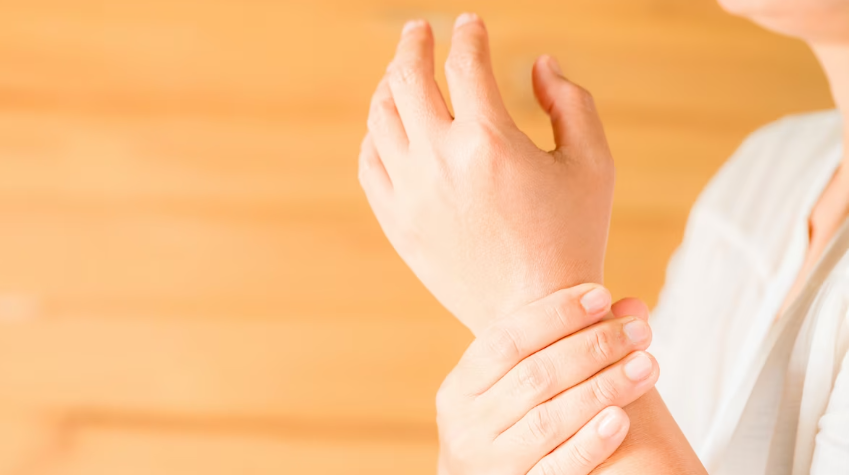 손목에 계속되는 통증 있다면 손목터널 증후군 의심해봐요