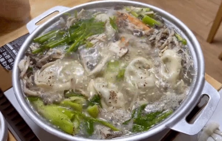 만둣국과는 또 다른 맛을 선사하는 만두전골