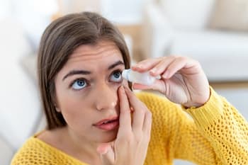 안약 사용 및 처방약 복용