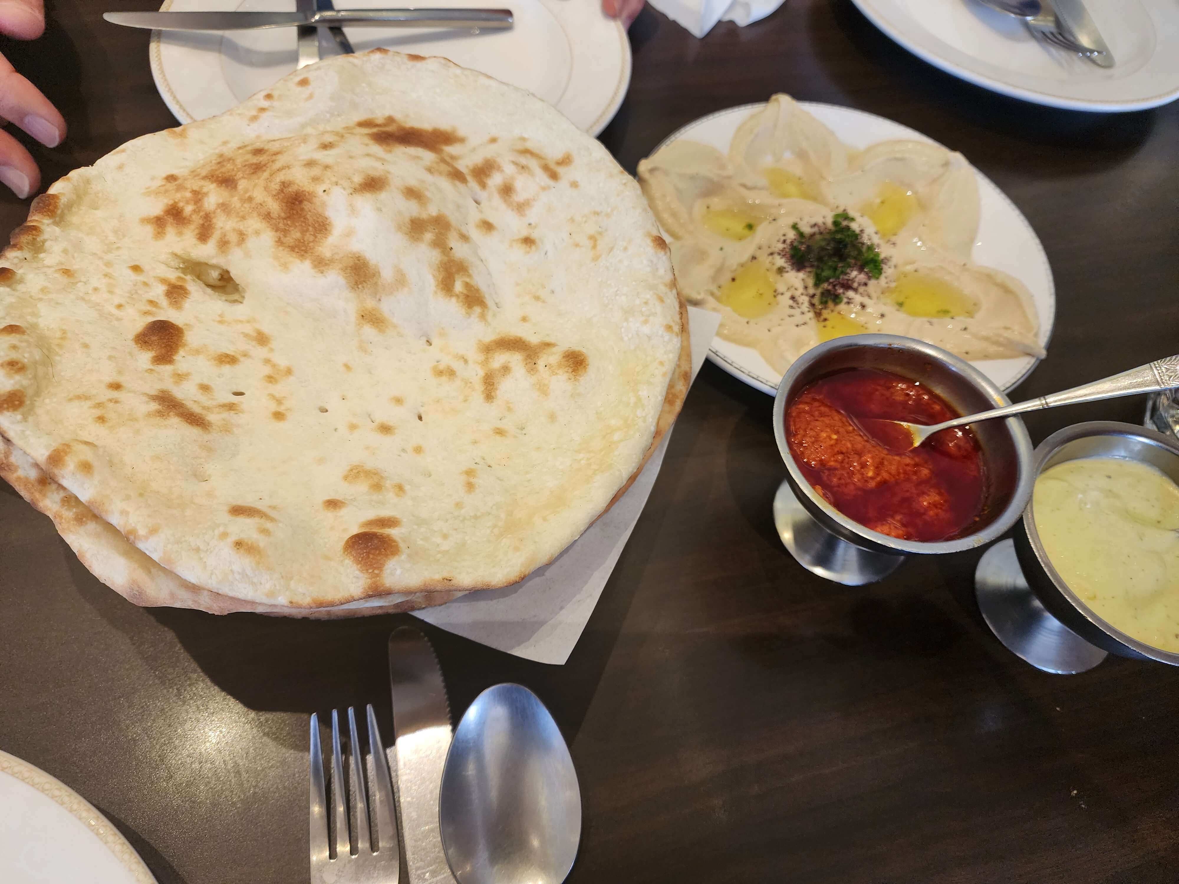 후무스와 피타빵, 두가지소스