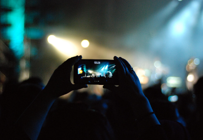 무대를 찍는 핸드폰