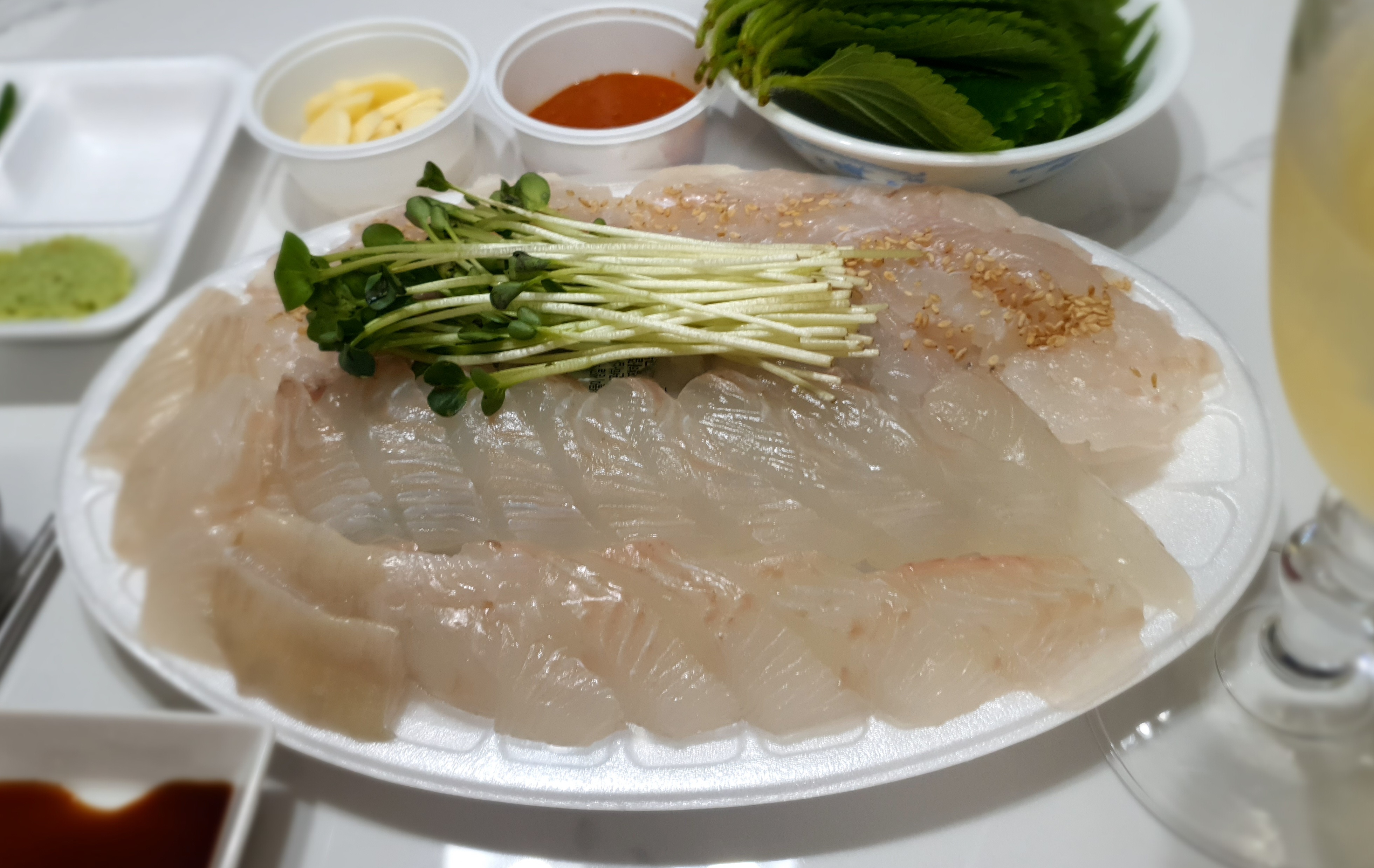 언제-먹어도-광어회는-맛이-좋아요.