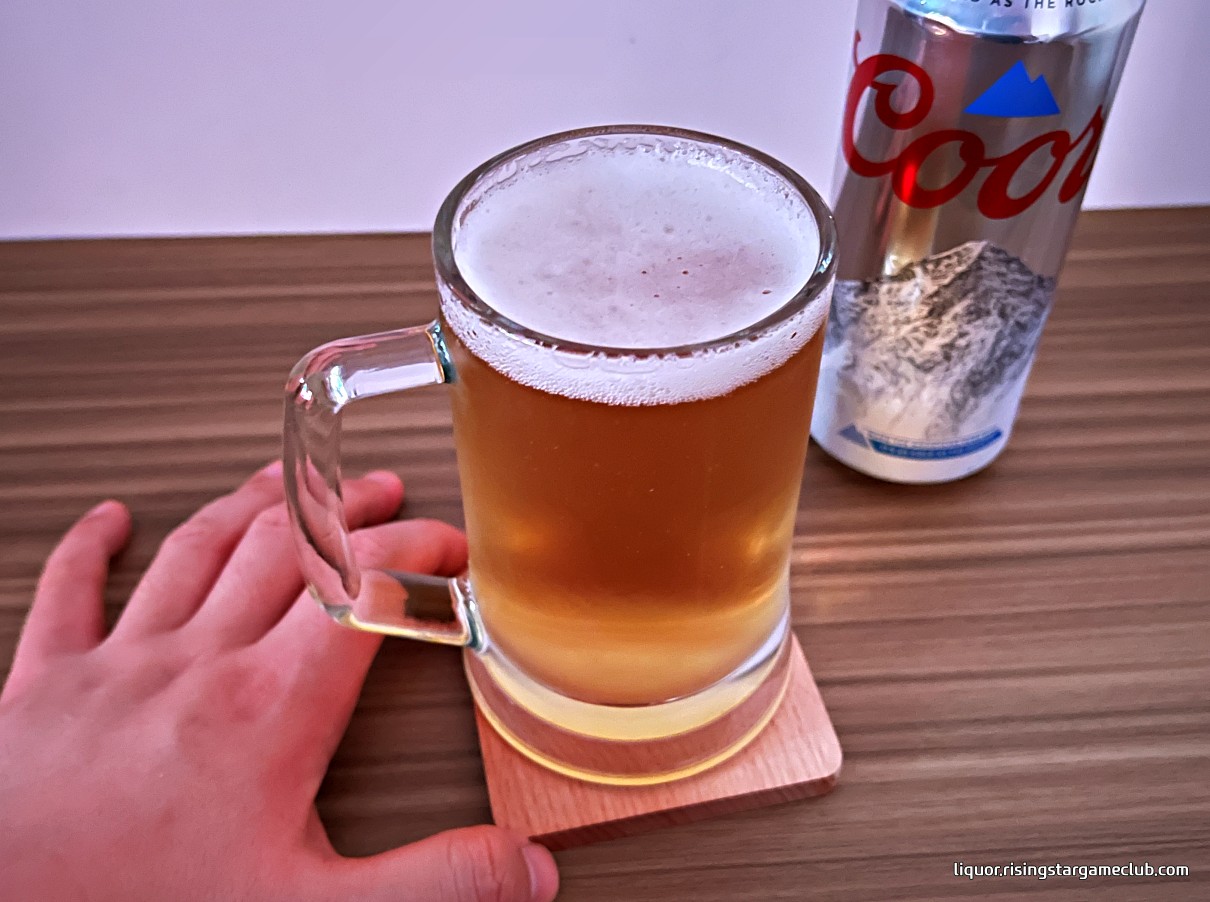 쿠어스(Coors) 맥주 한잔 따라 놓은 사진