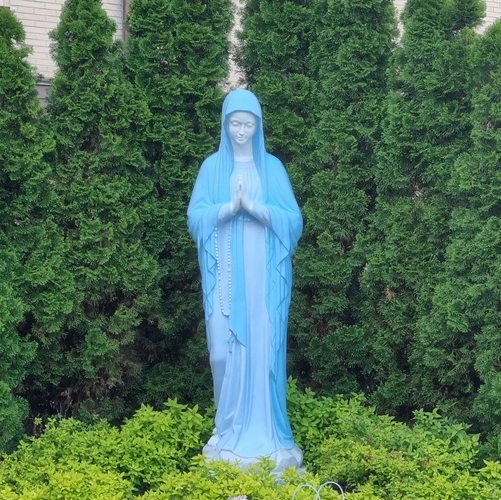 사진은 인천 부평4동성당 안에 있는 성모님 상입니다. 은은한 하늘색 옷을 입고 계신 성모님은 더욱 아름다웠습니다.