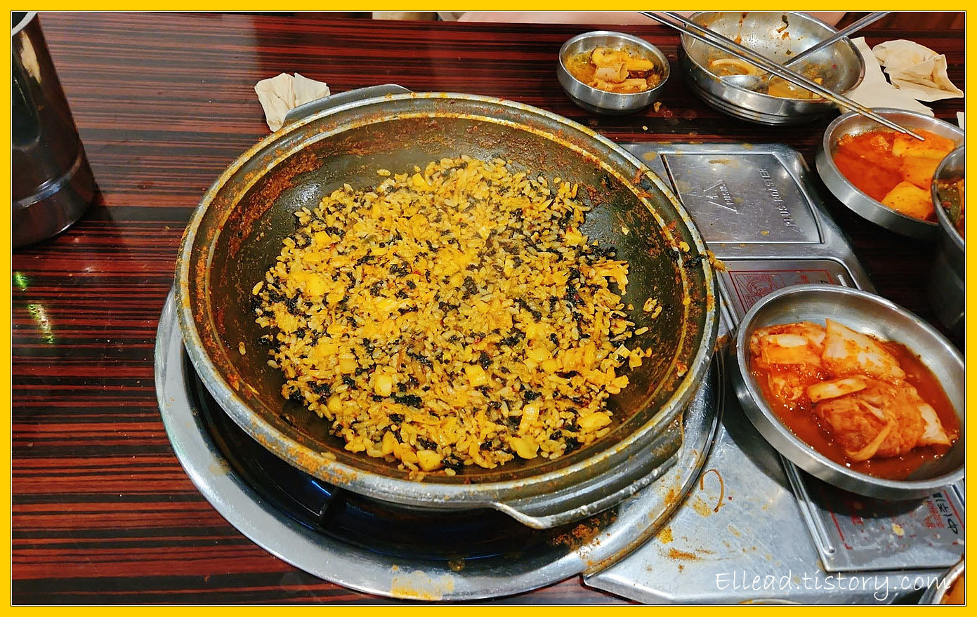 볶음밥은 배추김치와 함께...