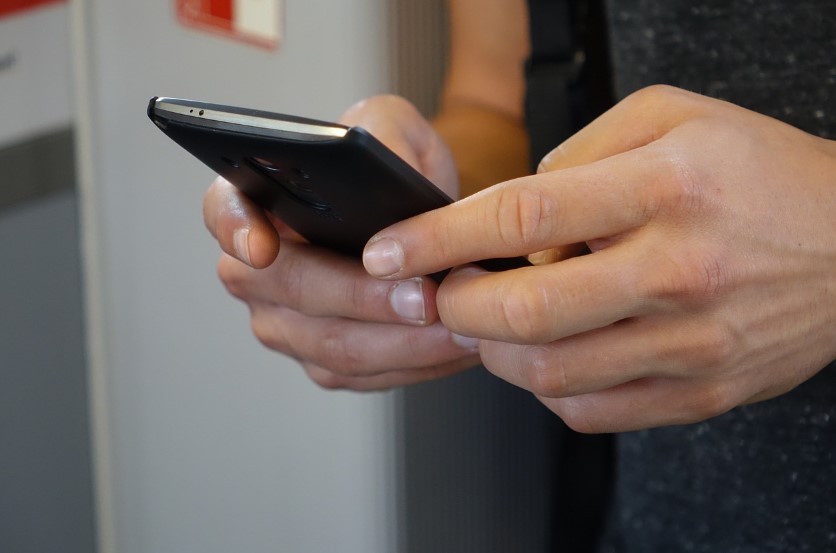 음악 감상용 스마트폰 (음질, 이어폰 호환성, 저장 공간)