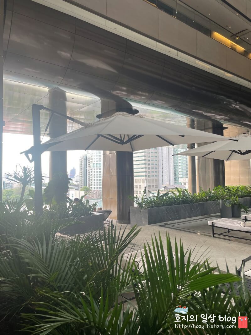 방콕 신돈캠핀스키 수영장 전경