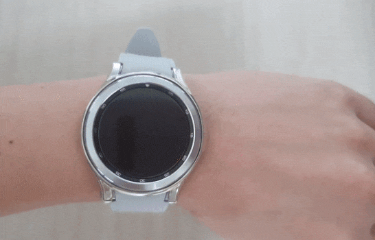Galaxy-Watch-4-클래식을-차고-실제로-손목-올려-켜기-기능을-사용하고-있는-모습