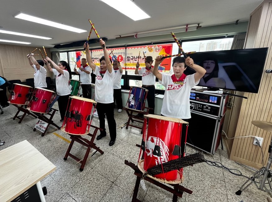 장구난타공연을 진행하는 모습