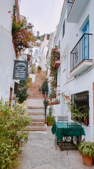 스페인의 작은 예술 마을: 프리힐리아나의 하얀 골목길