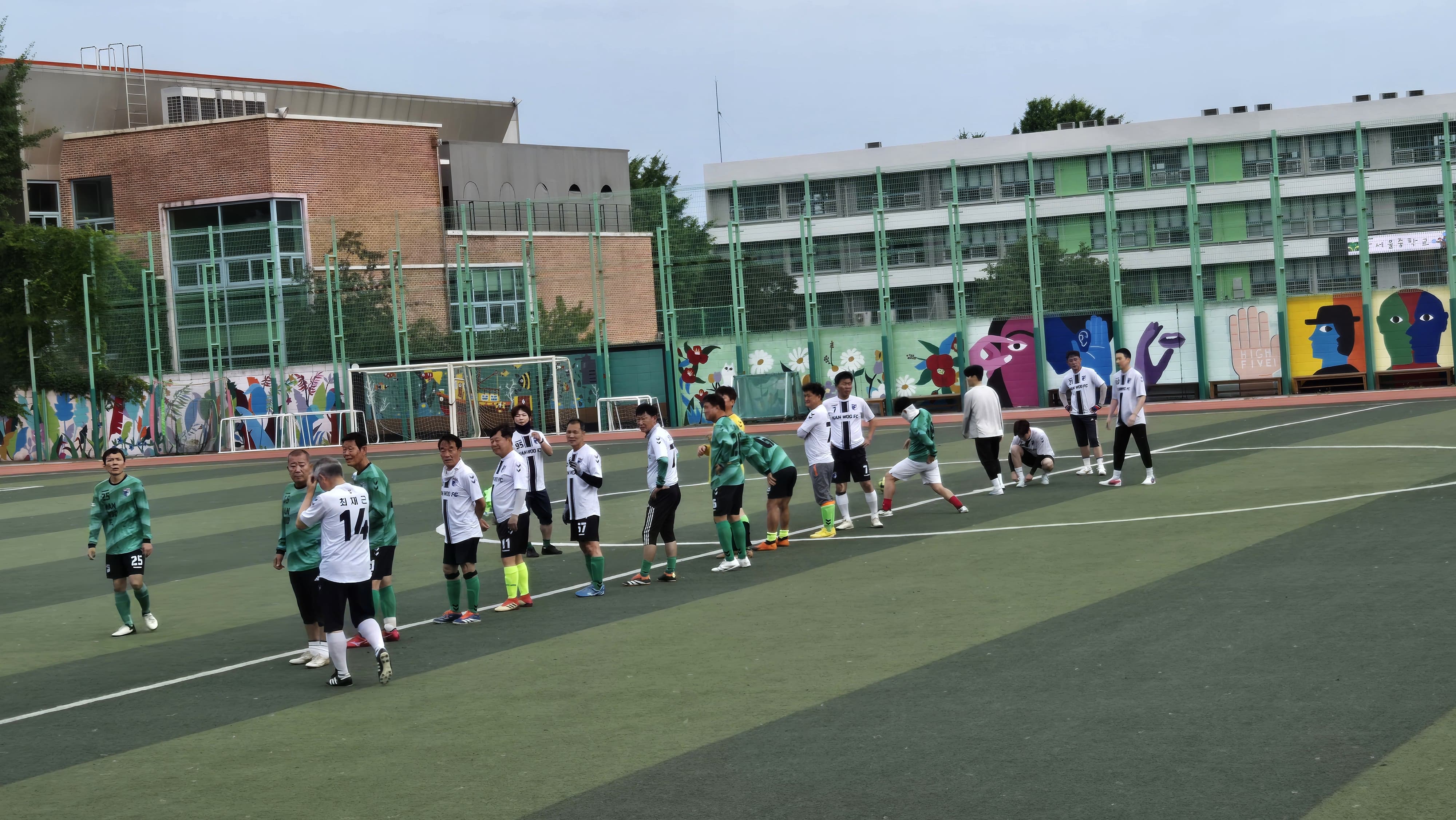 저에게 축구는 이제 단순한 운동이 아니라 한 주 동안 쌓인 스트레스와 움츠러든 마음을 털어내는 시간