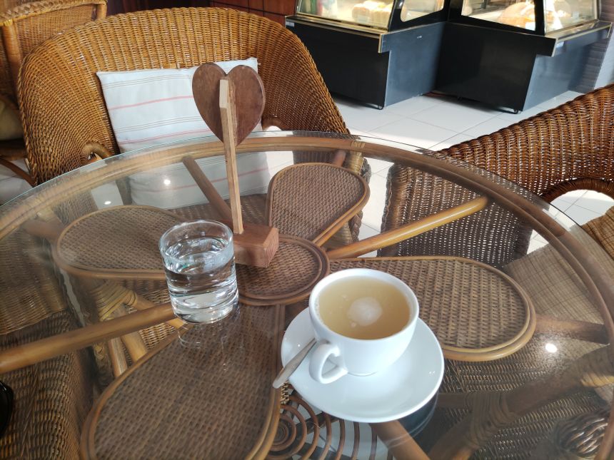 다낭 탄떰 커피 앤 베이커리 라탄 테이블 위에 놓인 25000동 저렴한 생강차