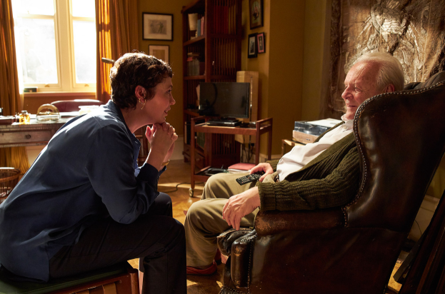 할아버지와 여성이 마주앉아 대화 하는 모습