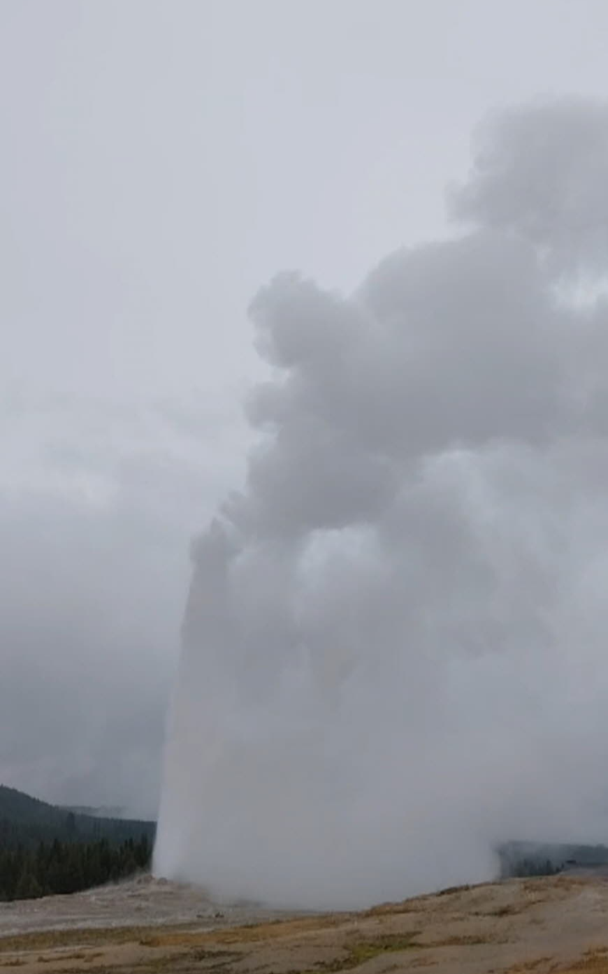 옐로스톤 Old Faithful 간헐천이 높이 분출하는 모습