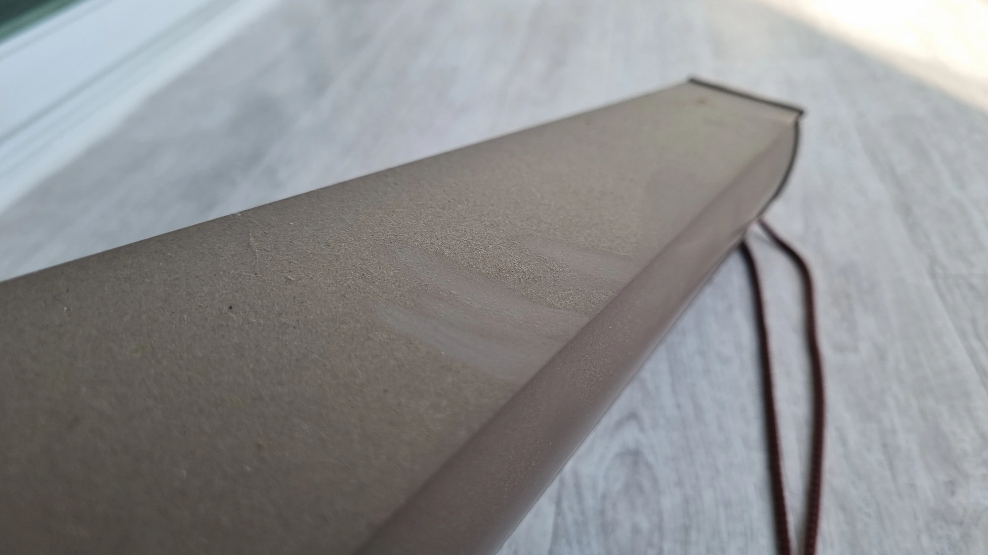 블라인드 레일 위에 먼지