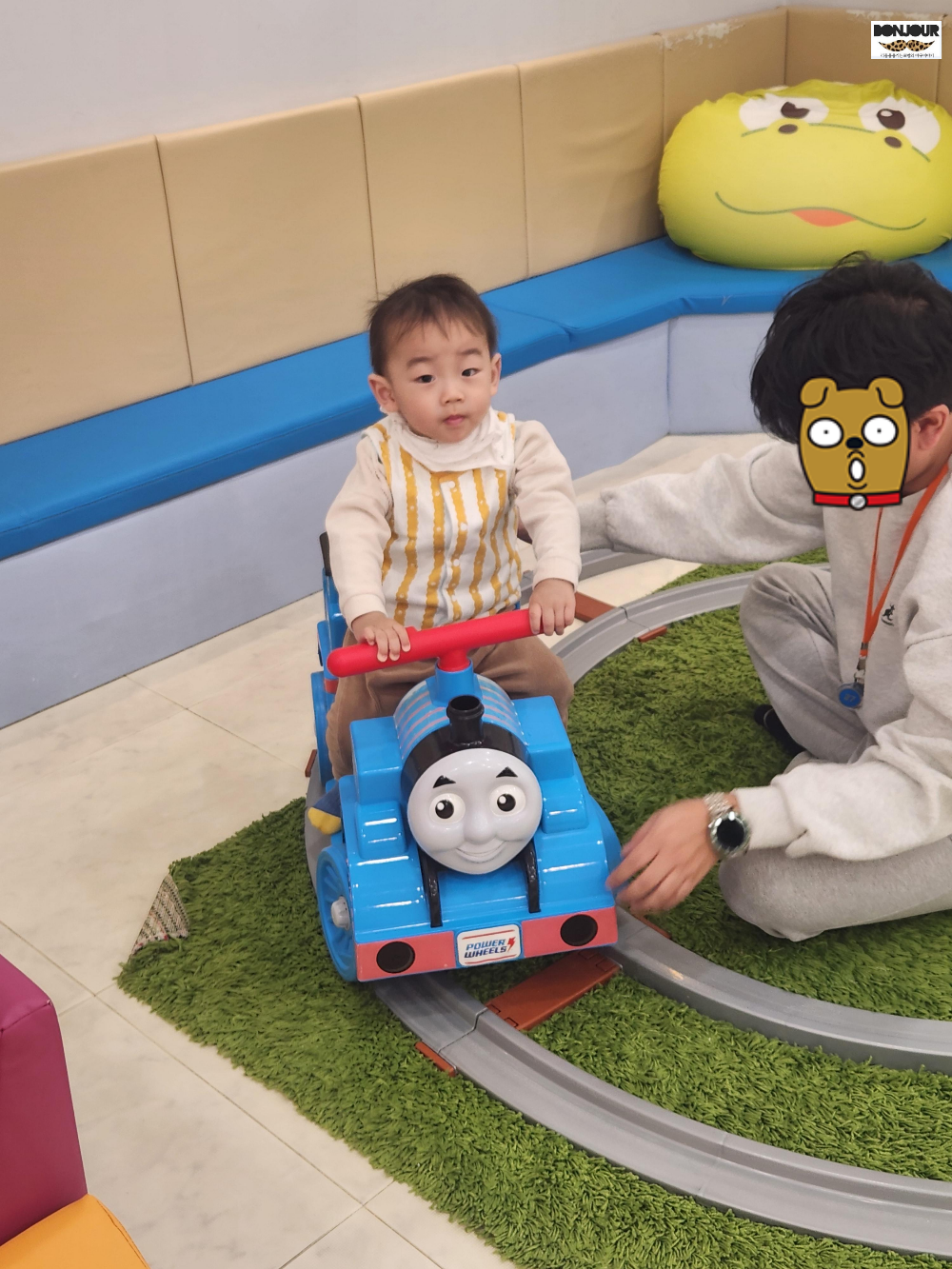 키즈존 기차놀이 장난감에 집중한 18개월 아기