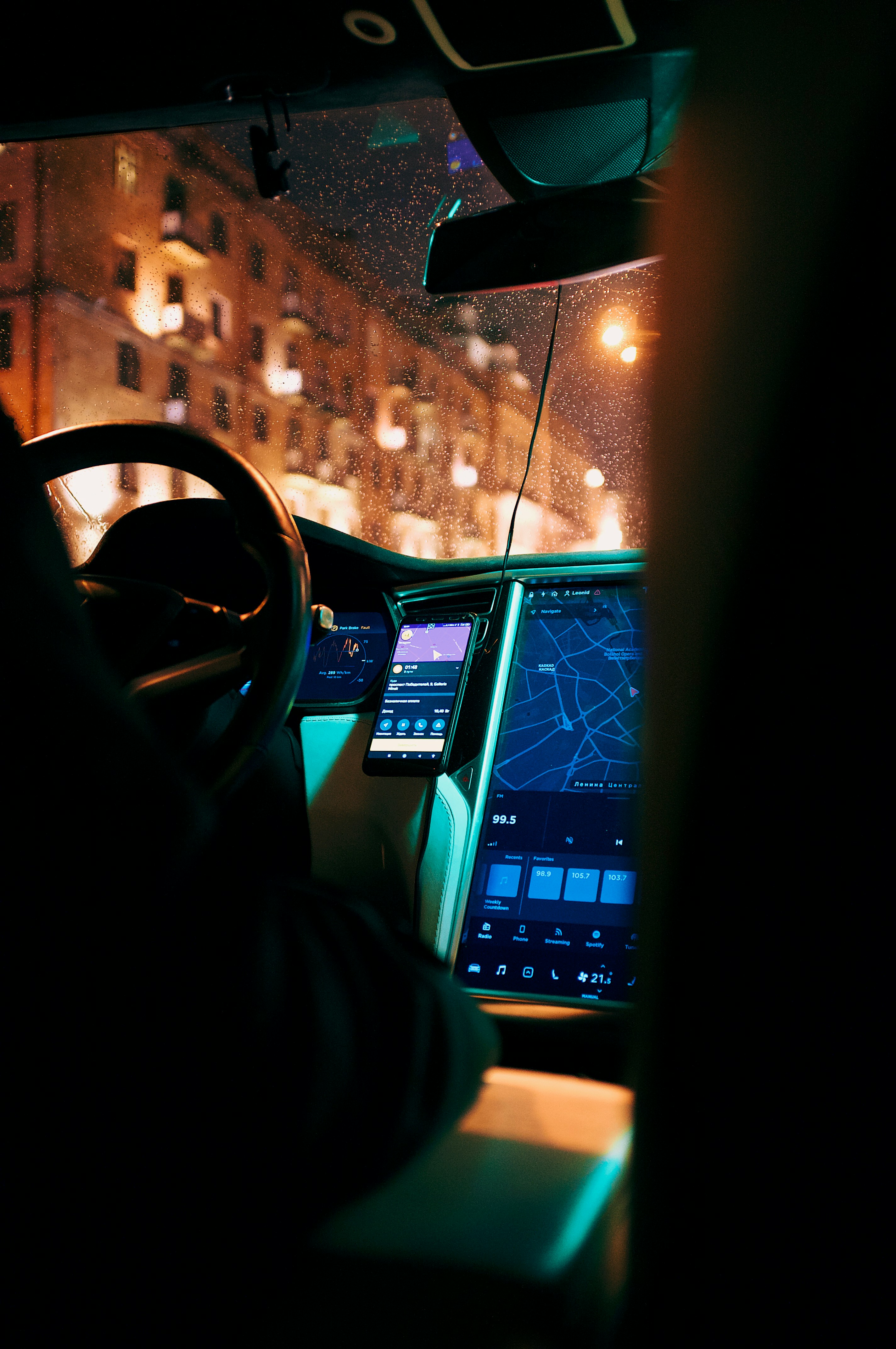 차 안에서 네비게이션 작동