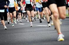 수많은-마라토너들의-뛰고-있는-다리-모습-마라톤