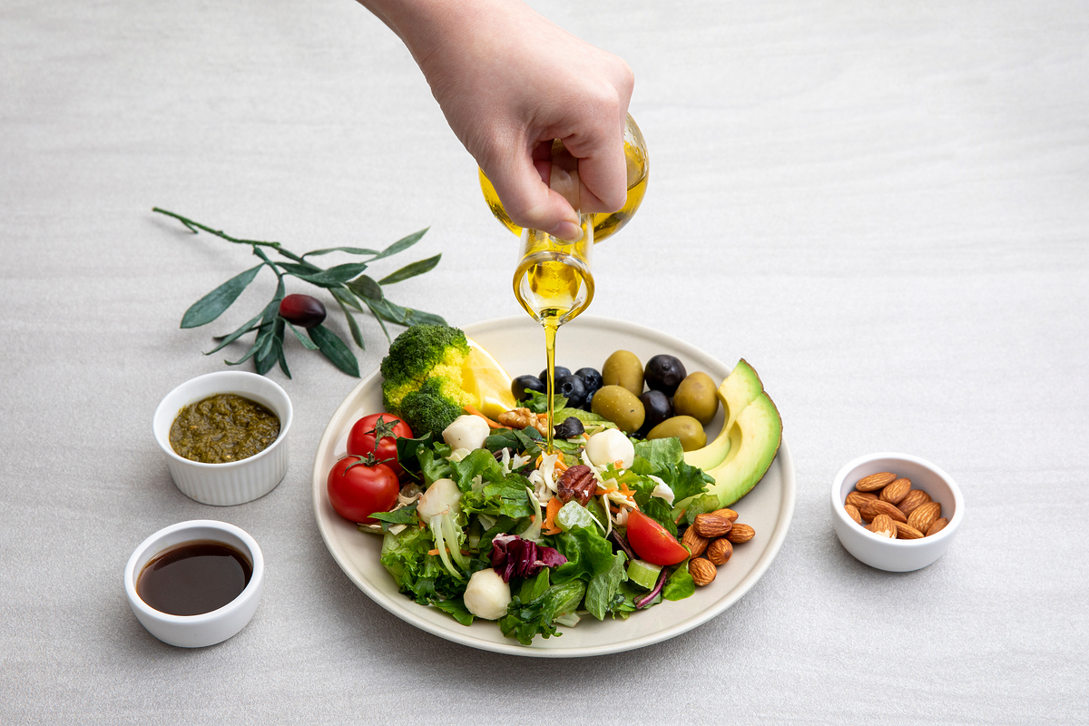 샐러드에 올리브유 뿌리는 사진